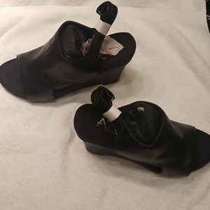 Aerosoles size 6 black "Cloud Plush" sandle